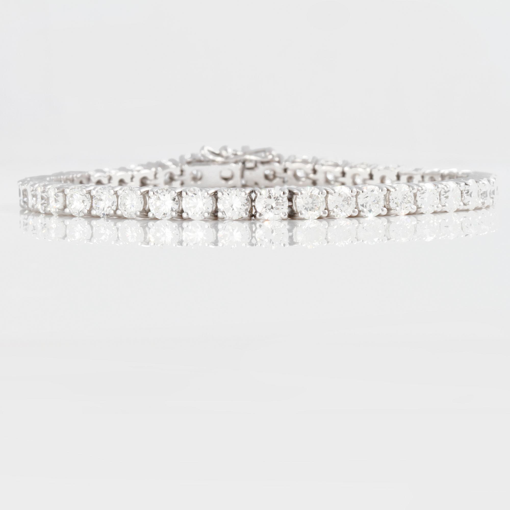 A 9.40 ct brilliant-cut diamond bracelet.