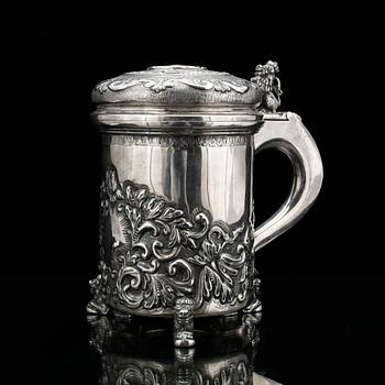 DRYCKESKANNA, sterlingsilver, barockstil, svenska importstämplar. 1900-talets första hälft. Vikt ca 760 gram.