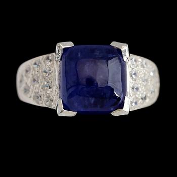 RING, vitguldspläterat sterlingsilver, blå tanzanit ca 4.80 ct, vita safirer tot ca 0.40 ct.