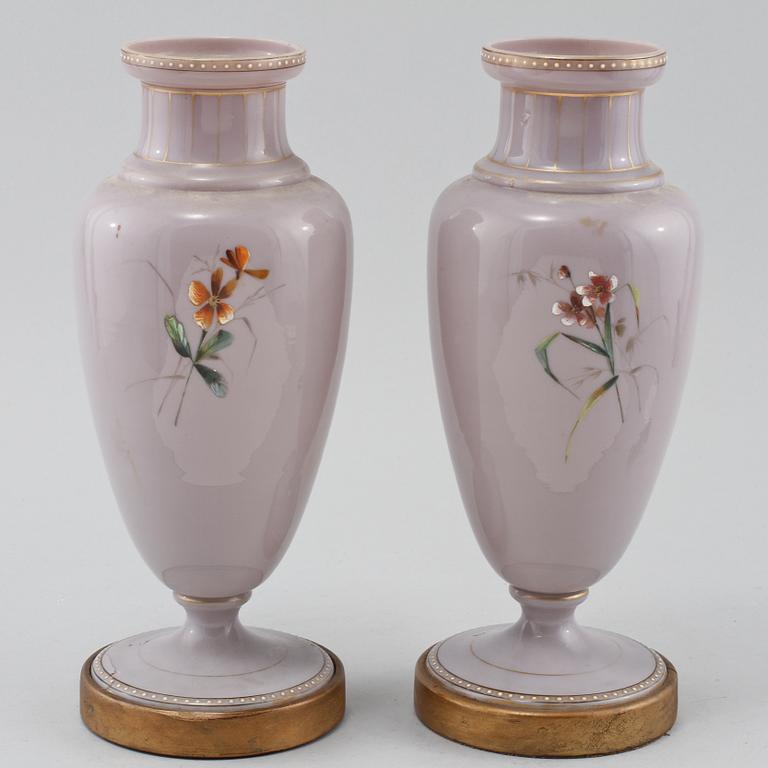 URNOR, ett par, opalinglas, 1800-tal.