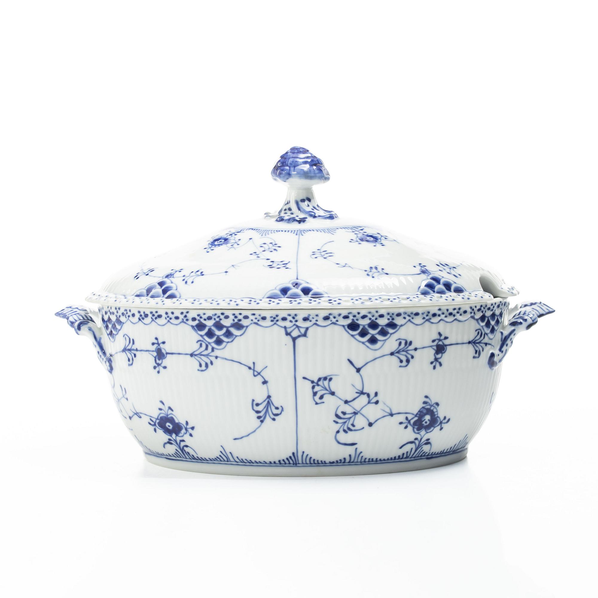 Royal Copenhagen, Serveringsskålar, tre stycken samt terrin, porslin, "Musselmalet helblond" (Blue fluted full lace), 1968-73.