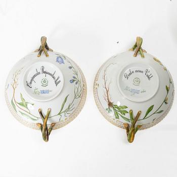 Buljongkoppar med fat, sex stycken, porslin. Royal Copenhagen, 'Flora Danica', Danmark, 1900-tal.