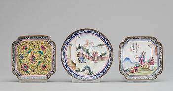 254. FAT, 3 st, emalj på koppar, Qing dynastin, omkr 1800-tal.