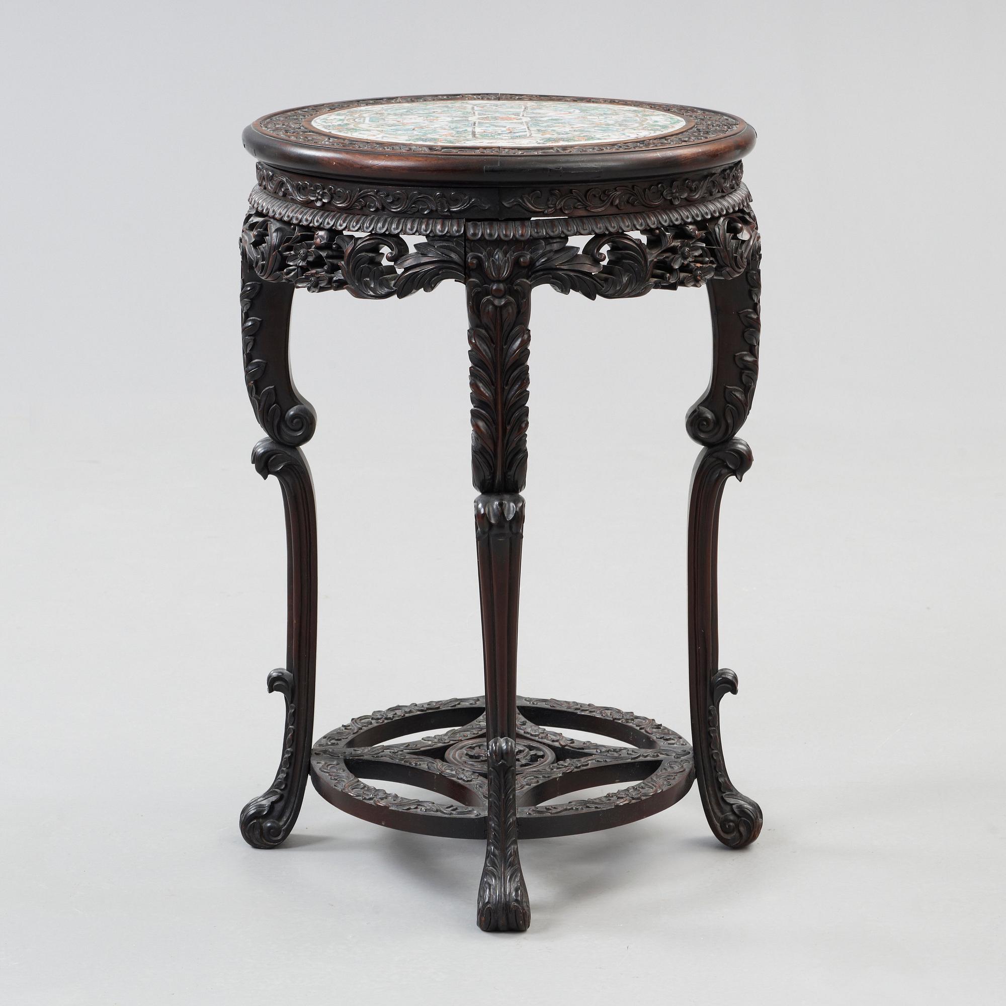 A hardwood and porcelain plaquette in famille verte  table, Qing dynasty 19th century.