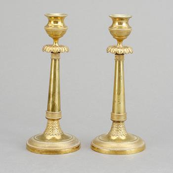 LJUSSTAKAR, ett par, brännförgylld brons, empire, 1800-talets början.