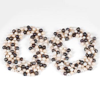 COLLIER, 2 st, odlade vita och grå sötvattenspärlor.