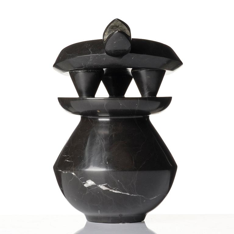 Max Ernst, "Petite torture sur socle rond".