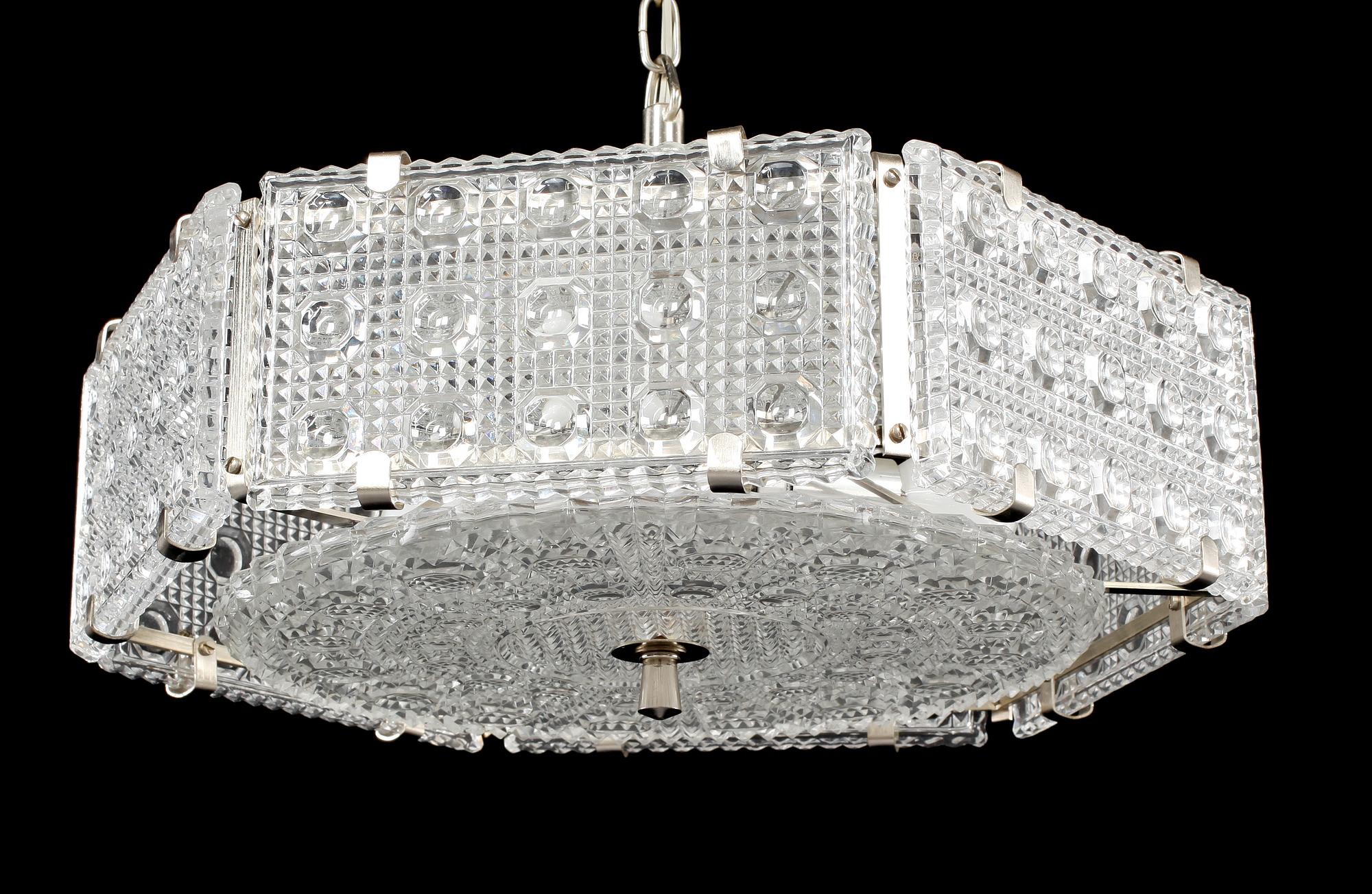 TAKLAMPA, troligen Orrefors, 1900-talets andra hälft. Höjd ca 20 cm.