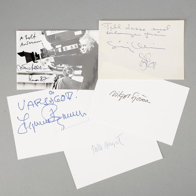 AUTOGRAFER FILMREGISSÖRER, 5 st, bla Ingmar Bergman resp Federico Fellini på foto.