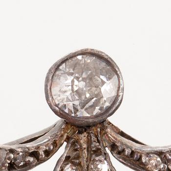 A brooch set with antique- and old-cut diamonds and pearls. The larger diamond approximately 0.50 ct.