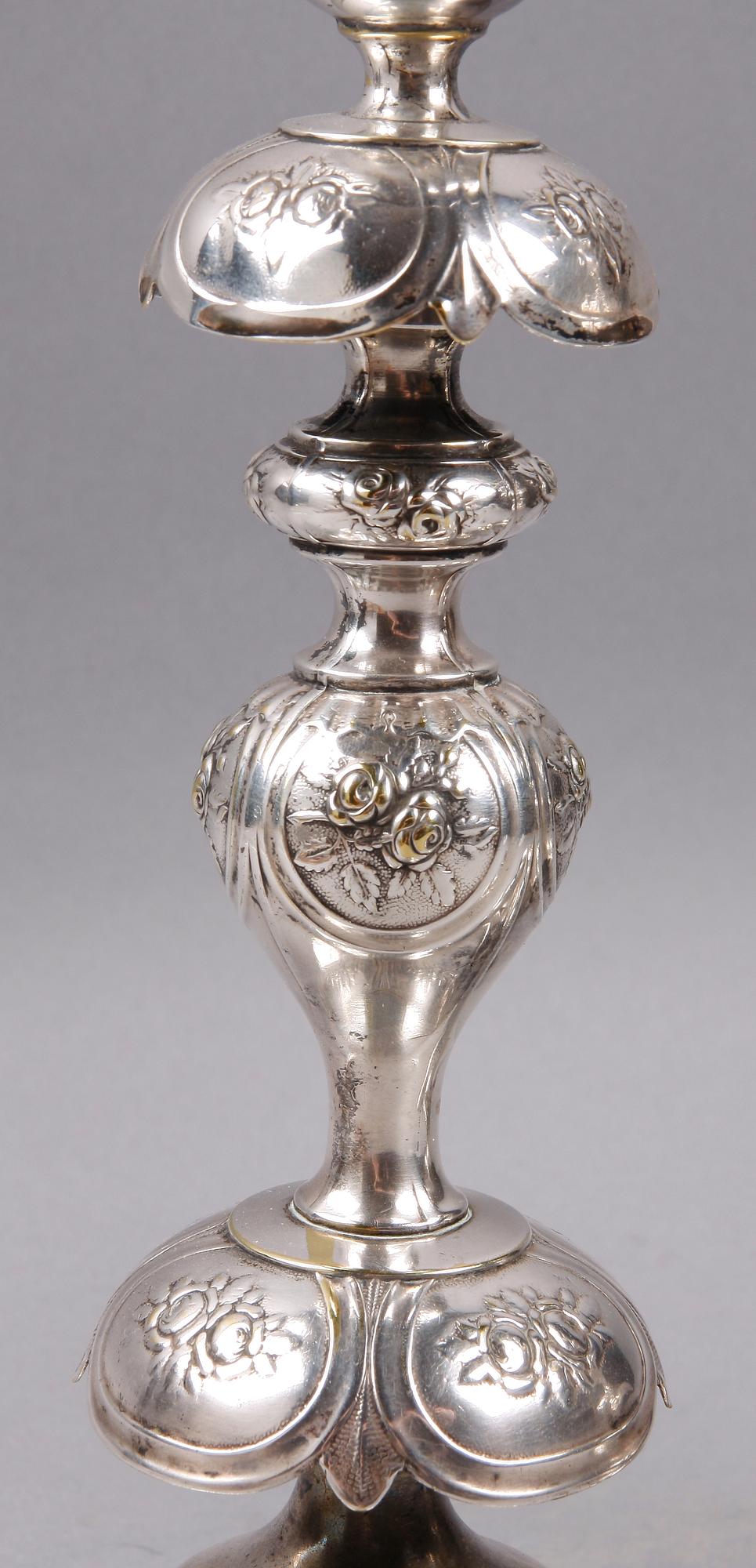 LJUSSTAKAR, ett par, nysilver, rokokostil, Norblin & Co, Warsawa, Polen, 1900-talets första hälft.