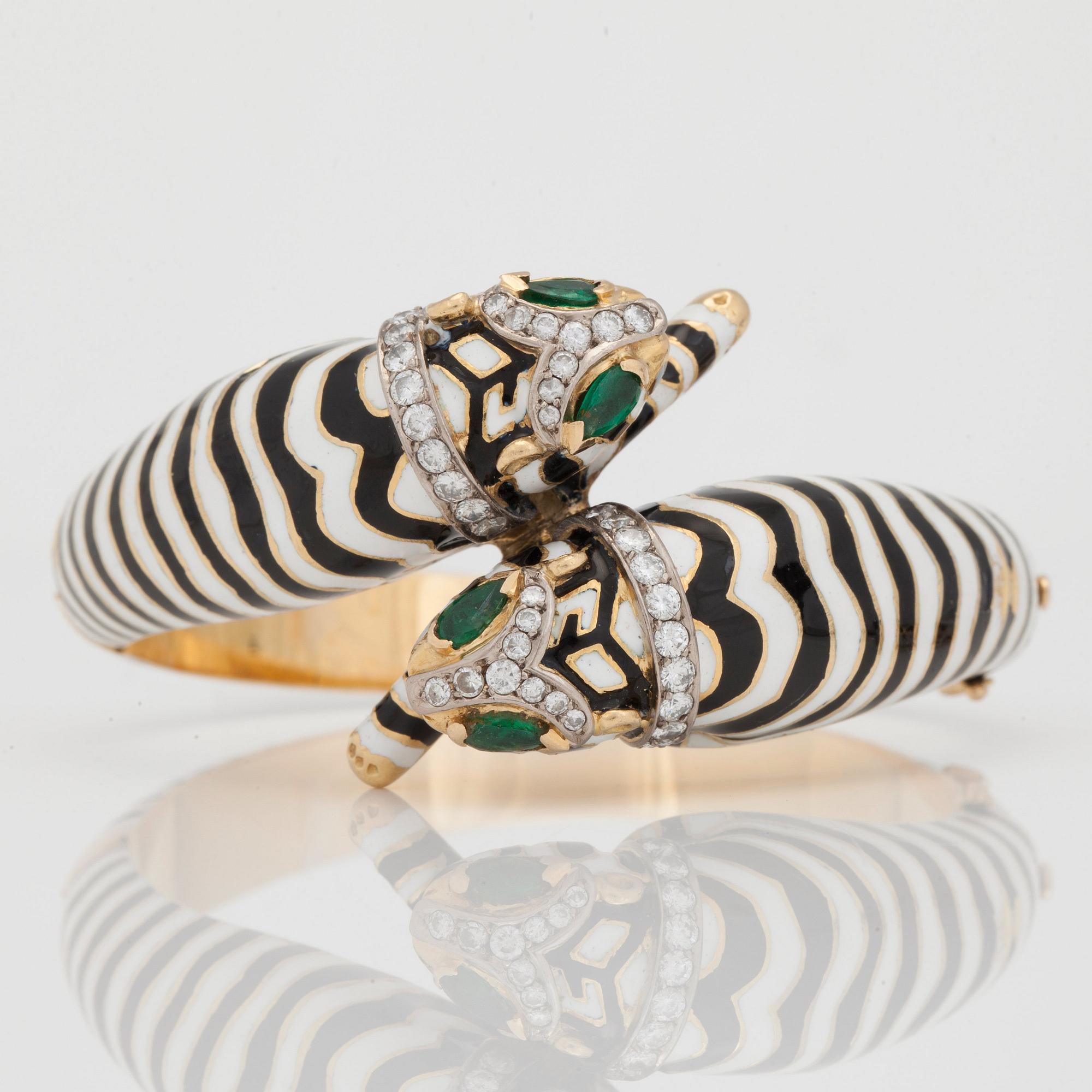 ARMRING samt RING med emalj, briljantslipade diamanter samt smaragder.