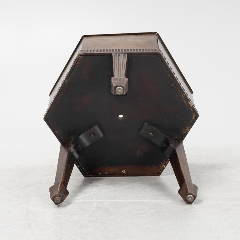 A mahogany wine cooler, England, first half of the 19th Century.