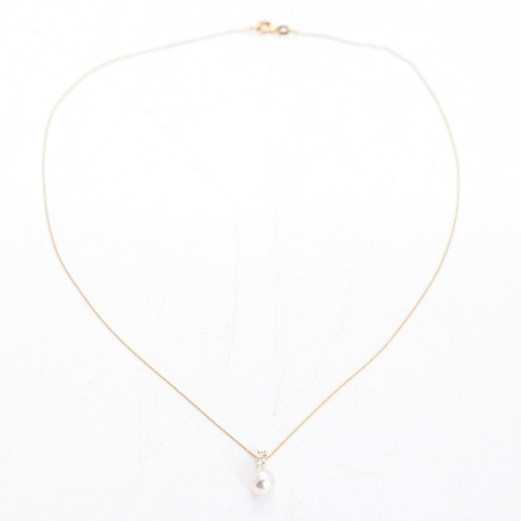 Halsband, hänge, 18K guld med odlad pärla och diamanter tot. ca 0.15 ct.