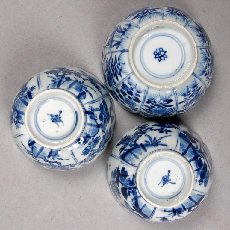 KOPPAR MED FAT samt MINIATYRKANNA, porslin, Kangxi (1662-1722), Kina.