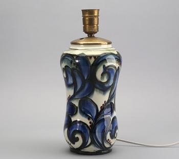 Bordslampa, Danmark, keramik, Lervefabrik grundat av Jens Holm, dekor av Einar Löndal.