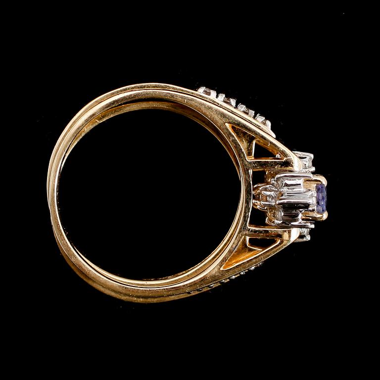 RING, 14 k guld, med briljantslipade diamanter och blå safir.