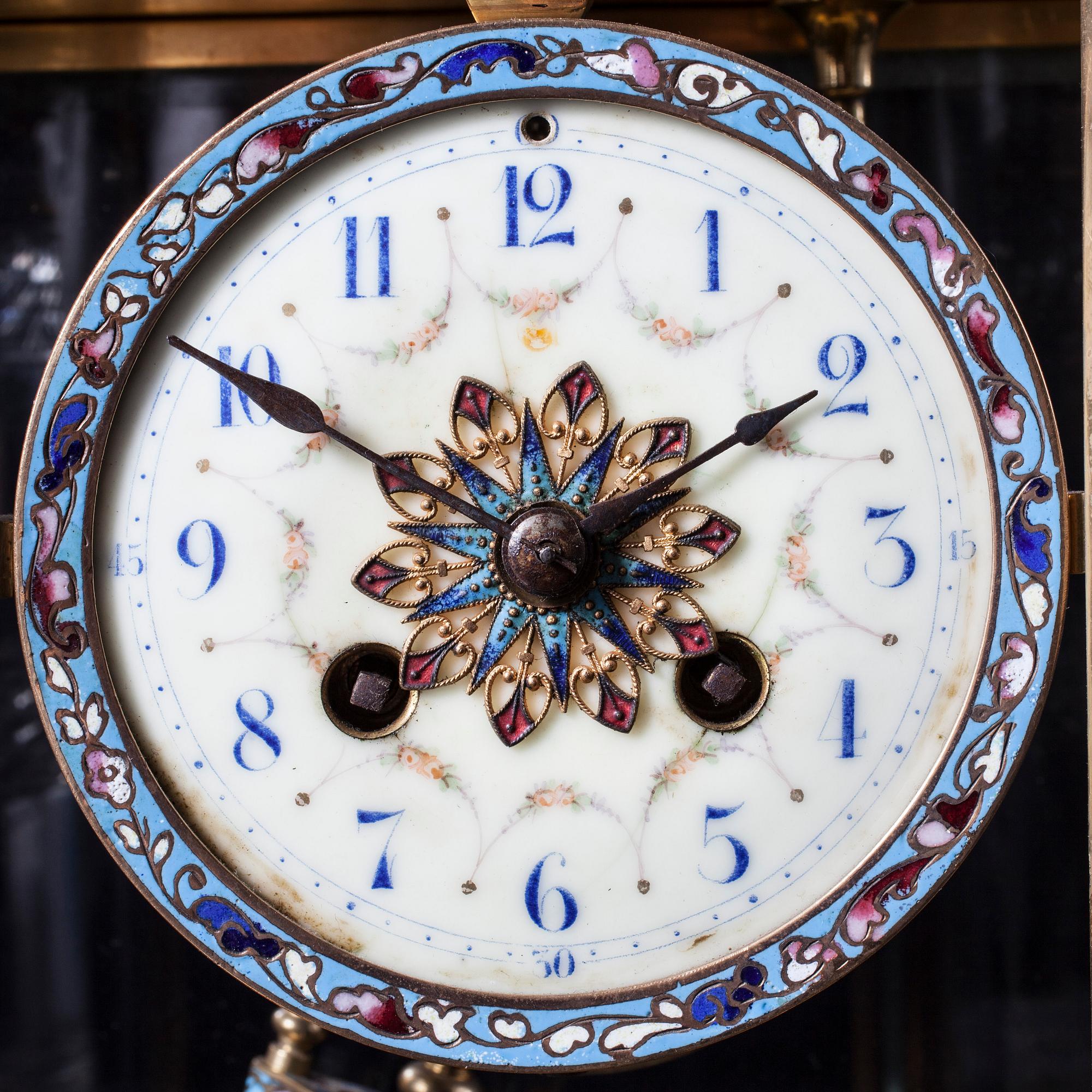 BORDSUR, Frankrike, 1800-talets slut, förgylld med cloissonné emaljdekor.