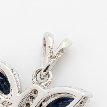 Hänge, 14K vitguld med navettslipade safirer och små diamanter i form av fjäril.