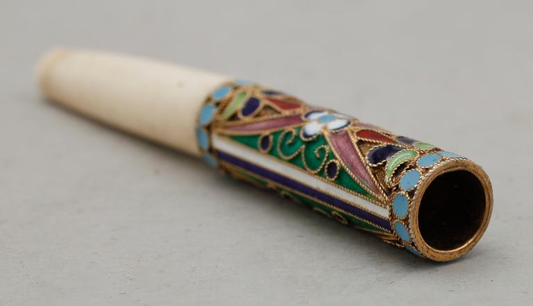 CIGARETTMUNSTYCKE, förgyllt silver, emaljarbete, 1800-/1900-tal.