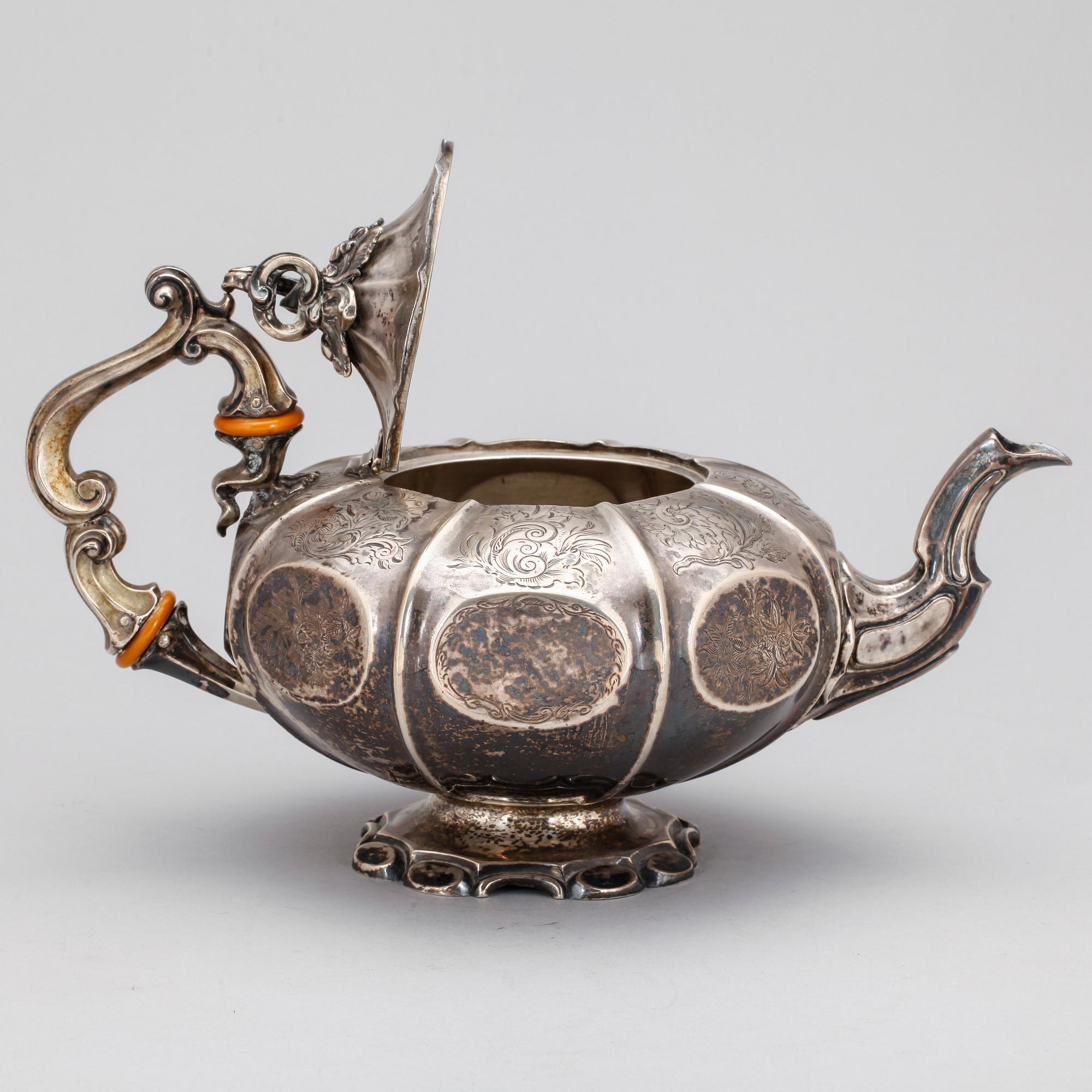 TEKANNA, silver, nyrokoko, Gustav Möllenborg, Stockholm 1850. Vikt ca 924 gram.