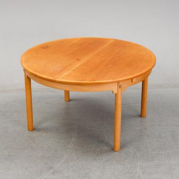 A 'Öresund' oak veneered dining table by Børge Mogensen, Karl Andersson & Söner. 2 foldable leaves included.
