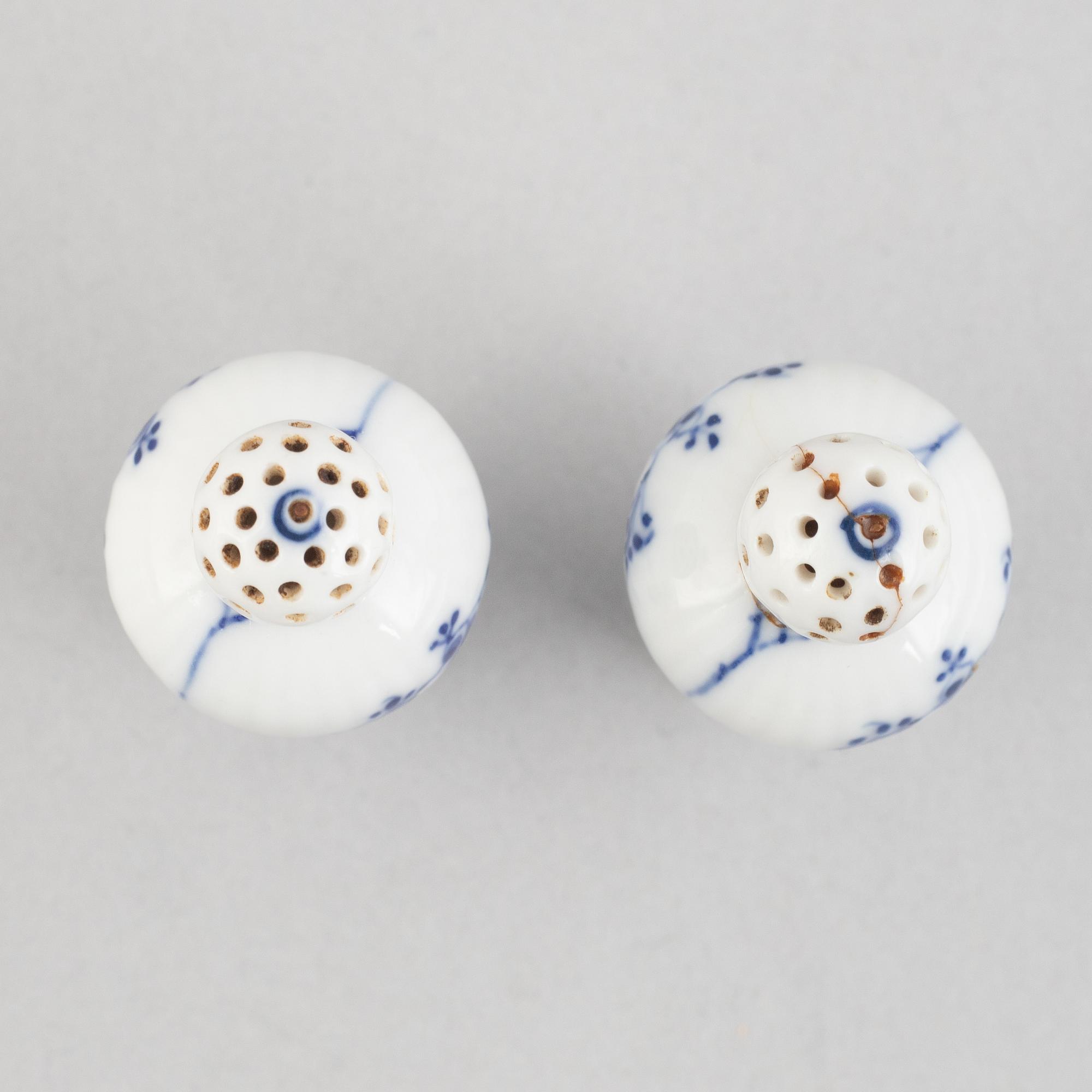 A pair of 'Blue Fluted' / 'Musselmalet rifflet' Salt- and pepper shakers, Royal Copenhagen, model 439, 19th century.