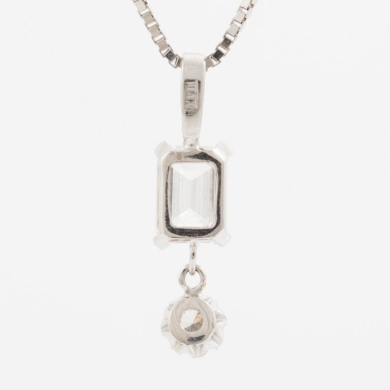 Hänge, 18K vitguld med smaragdslipad diamant samt mindre briljantslipad diamant, kedja 18K vitguld.