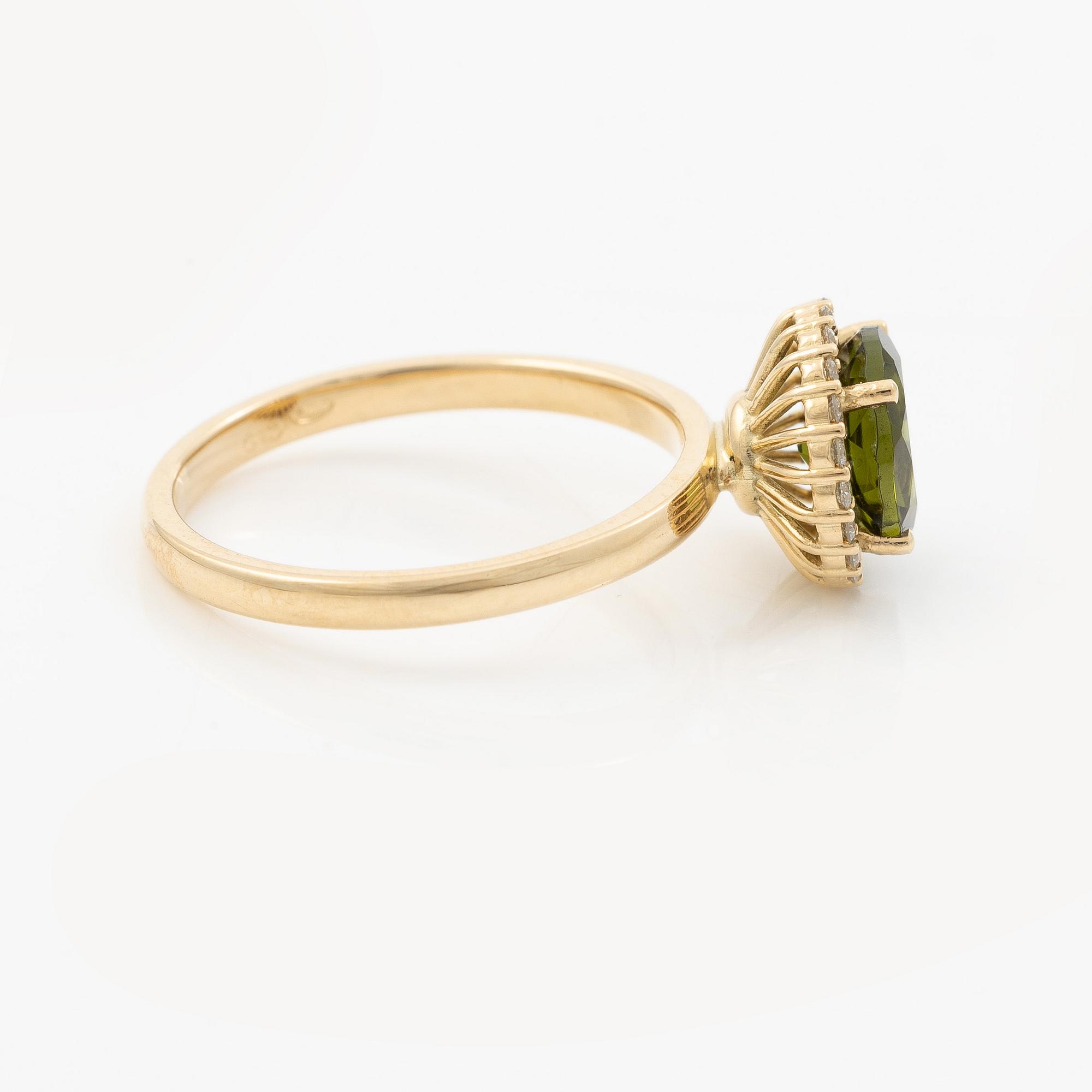 Ring 14K gold with green tourmaline and brilliant-cut diamonds.