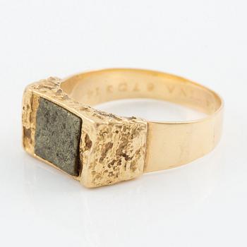 Björn Weckström, ring "Goldstone", 18K gold and copper ore. Lapponia 1979.