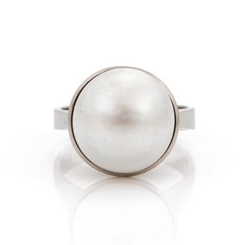 A cultured mabe pearl ring. Ø 14,5 mm.