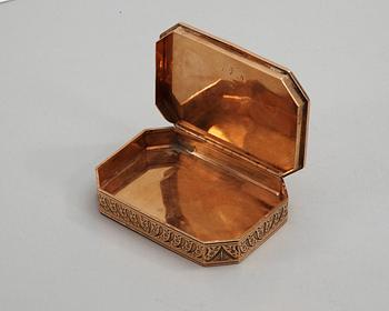 A Swiss 19th century gold snuff-box, Geneva c. 1810. Swedish import marks.