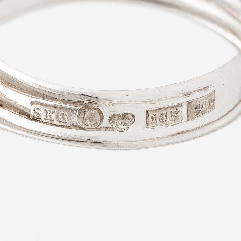 A ring in 18K white gold set with a round brilliant-cut diamond.