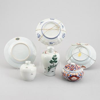 Six pieces of Japanese and Chinese porcelain, 18th-20th century.