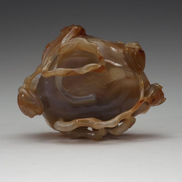 A carved agathe brush washer, Qing dynasty (1644-1912).