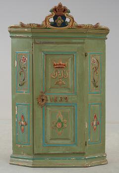 HÖRNSKÅP, bär datering 1632, delvis 1700-tal.