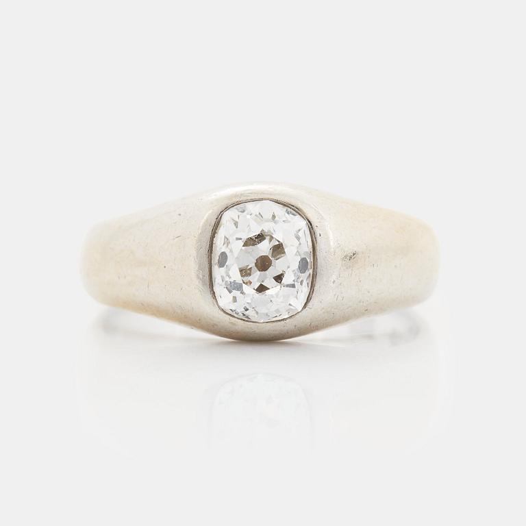 Ring platina med en cushionformad gammalslipad diamant.