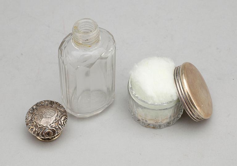 FLAKONG SAMT TOILETTEDOSA, silver och glas, CGH, Stockholm 1899 resp London 1895-96.