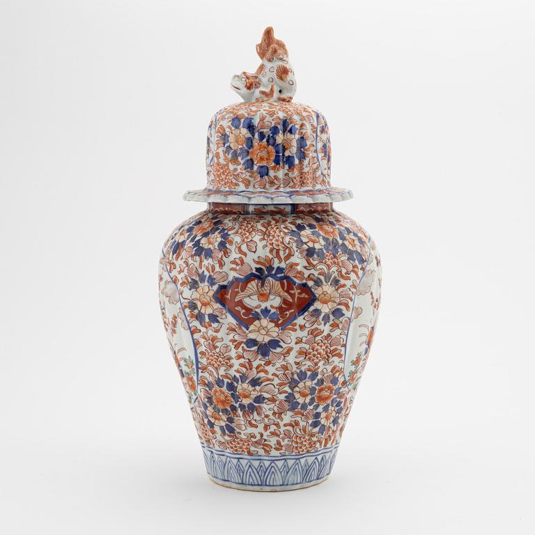 A Japanese imari urn with cover, Meiji period (1868-1912).