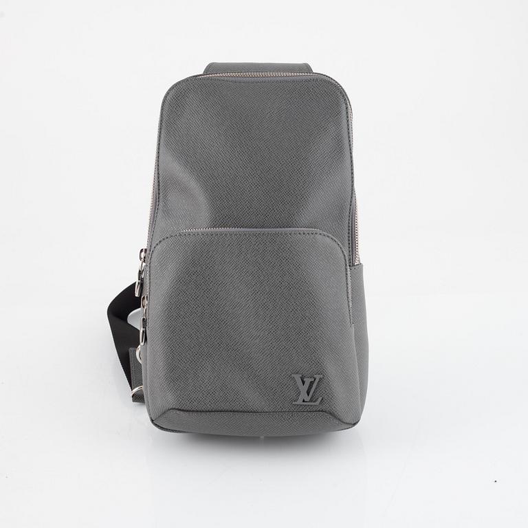 Louis Vuitton, a grey taiga 'Avenue' sling bag, 2022.