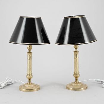 LJUSSTAKAR / BORDSLAMPOR, ett par. Empirestil, 1800-talets andra hälft.