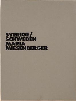 MARIA MIESENBERGER, silvergelatinfotografi, med bok. Ur sviten Sverige/Schweden 1993-1998. Numrerad.