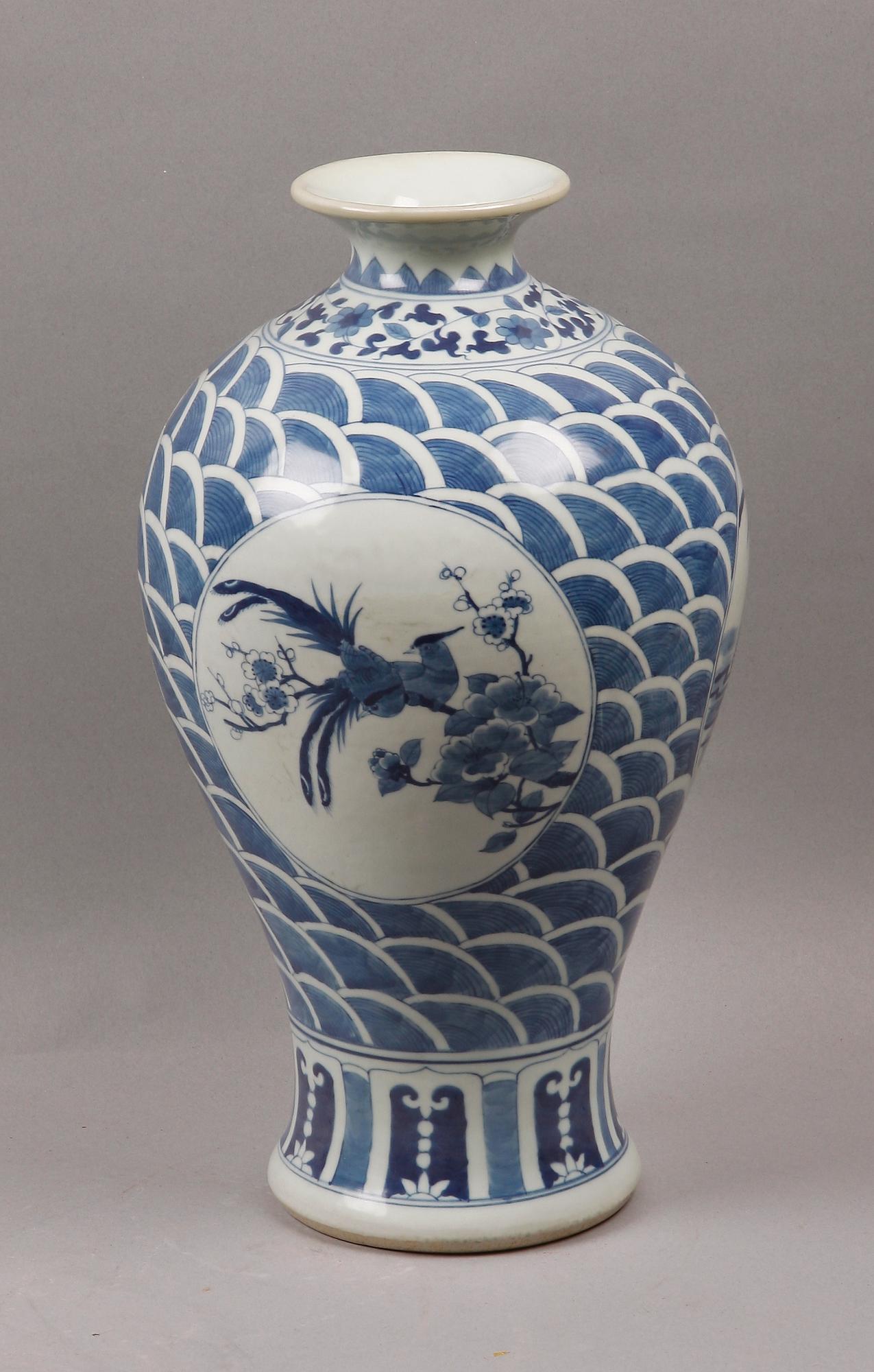 VAS, porslin. Kina. 1900-tal.