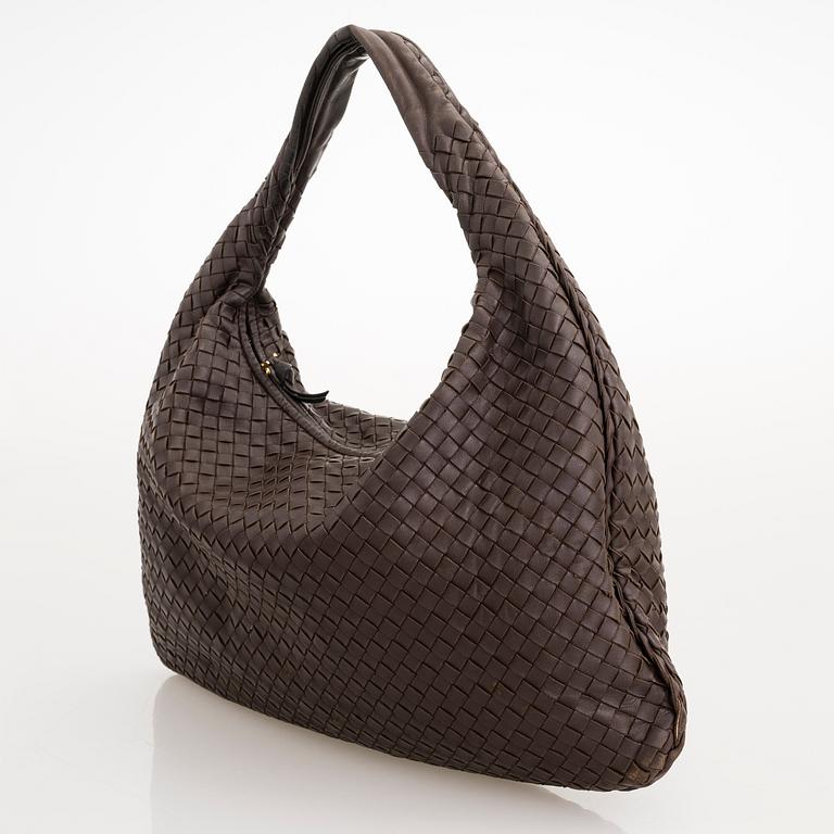 BOTTEGA VENETA, a dark brown leather 'Veneta' bag.