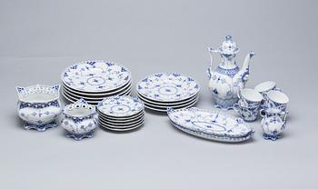 SERVIS, ca 65 delar. Musselmalet. Royal Copenhagen, Danmark.