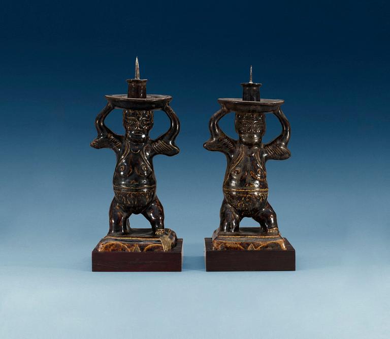 LJUSSTAKAR, ett par, keramik. Qing dynastin.