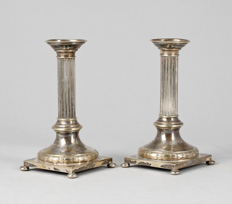 LJUSSTAKAR, ett par, nysilver, gustaviansk stil, Uppsala, 1900-talets första hälft.