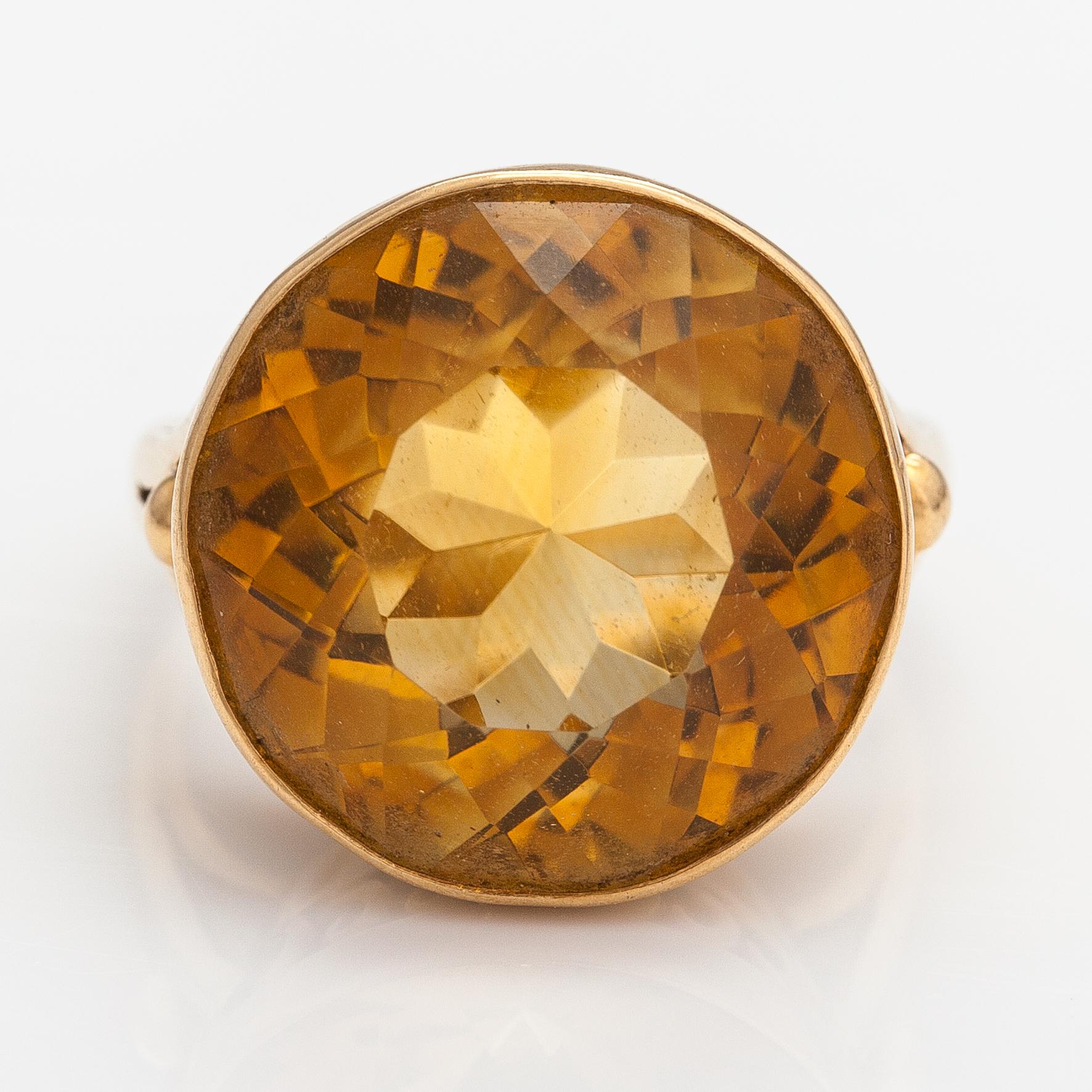 An 18K gold ring with a citrine. E.P. Alholinna, Helsinki 1957.