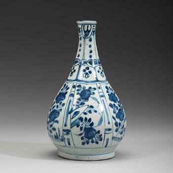 A blue and white porcelain bottle vase, Ming dynasty, Wanli (1572-1620).