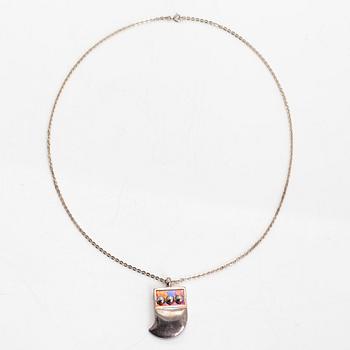 Nanny Still, halsband, sterlingsilver och titan. Kultakeskus, Tavastehus 1976.